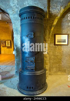 Sevastopol, Crimea - 19 settembre 2020: Forno di riscaldamento per casemati di batteria Mikhailovskaya, Sevastopol, Crimea Foto Stock