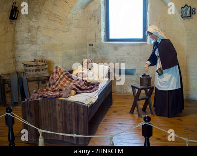 Sevastopol, Crimea - 19 settembre 2020: Ricostruzione delle cure per i feriti, batteria Mikhailovskaya, Sevastopol, Crimea Foto Stock