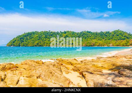 Isola del Paradiso tropicale Koh Phayam con onde massi e rocce a Ao Khao Kwai Beach paesaggio vista panoramica a Ranong Thailandia. Foto Stock