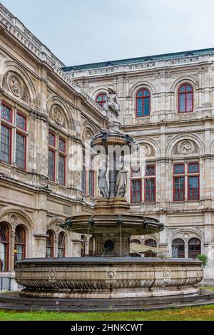 Fontana di fronte all'Operhouse Foto Stock
