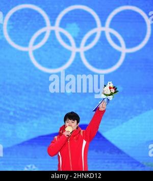 Zhangjiakou, la provincia cinese di Hebei. 17th Feb 2022. Il medaglia d'oro Qi Guangpu della Cina si pone durante la cerimonia di premiazione delle antenne da uomo di sci freestyle a Zhangjiakou Medals Plaza delle Olimpiadi invernali a Zhangjiakou, provincia di Hebei della Cina settentrionale, 17 febbraio 2022. Credit: Xu Chang/Xinhua/Alamy Live News Foto Stock