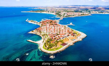 Nesebar, Bulgaria. Vista aerea dell'antica città di Msembria sulla costa del Mar Nero della Bulgaria. Foto Stock