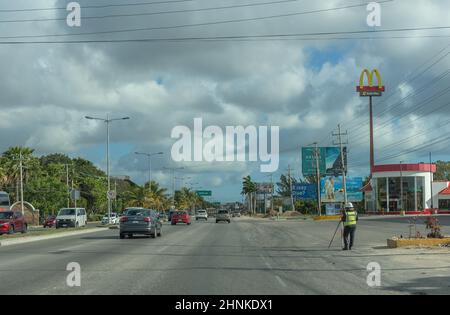 Traffico auto sulla strada Tulum-Cancun, Quintana Roo, Messico Foto Stock