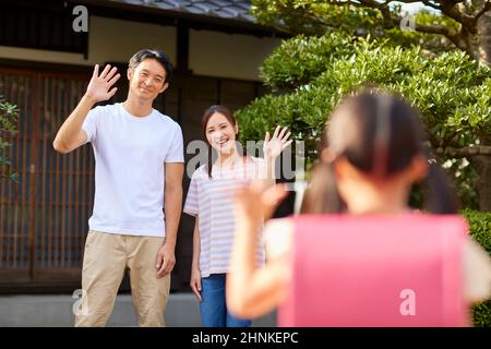 Coppia giapponese che vede fuori il loro bambino Foto Stock