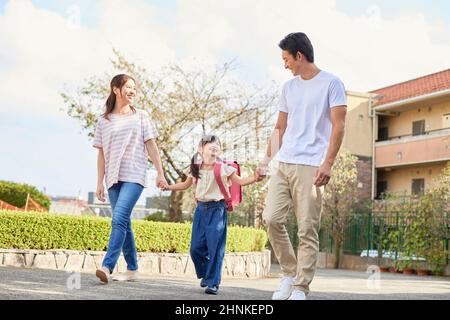 Famiglia giapponese che cammina Foto Stock