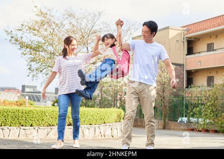 Famiglia giapponese che cammina Foto Stock