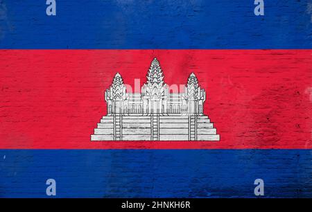 Foto full frame di una bandiera meteorologica della Cambogia dipinta su una parete di mattoni intonacati. Foto Stock
