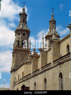 TORRES DE LA CATEDRAL DE SANTA MARIA LA REDONDA -BARROCO RIOJANO - SIGLO XVIII - FOTO AÑOS 90. AUTORE: MARTIN DE BERATUA-ARQUITECTO SIGLO XVIII LOCATION: CATEDRAL DE SANTA MARIA LA REDONDA. Logrono. LA RIOJA. SPAGNA. Foto Stock