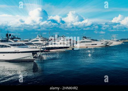 Barche a vela e barche private al molo a Sochi seaport. yacht nella baia al porto di Sochi centro citta'. La RUSSIA Foto Stock