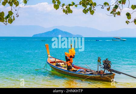 Barca a coda lunga al molo sull'isola di Koh Phayam Thailandia. Foto Stock