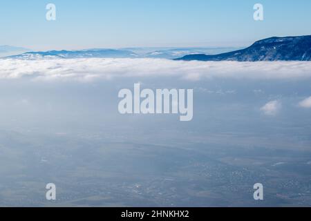La città di Aix-les-Bains e il Lac du Bourget sotto le nuvole in Savoia (Francia) Foto Stock