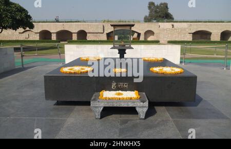 Sito di cremazione di Mahatma Gandhi Raj Ghat Delhi Foto Stock