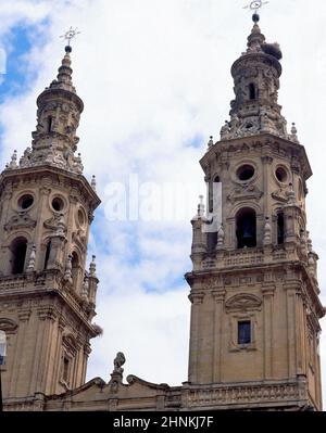 TORRES GEMELAS DE LA CATEDRAL DE SANTA MARIA LA REDONDA - BARROCO RIOJANO - SIGLO XVIII - FOTO AÑOS 90. AUTORE: MARTIN DE BERATUA-ARQUITECTO SIGLO XVIII LOCATION: CATEDRAL DE SANTA MARIA LA REDONDA. Logrono. LA RIOJA. SPAGNA. Foto Stock