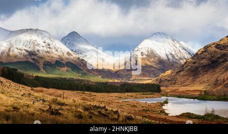 Montagne innevate delle Highlands scozzesi dalla strada che costeggia Glen Etive Scotland GB Europe Foto Stock