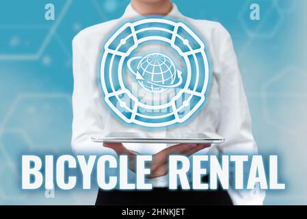 Esposizione concettuale Noleggio biciclette, concetto di Internet un business che affitta biciclette a turisti o viaggiatori Lady uniforme in piedi Tablet Hand Pure Foto Stock