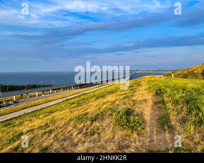 Un ponte sul fiume Volga a Ulyanovsk, Russia. Foto Stock