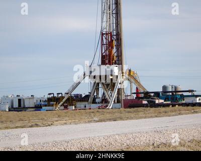 Perforazione Rig nella steppa. Foto Stock