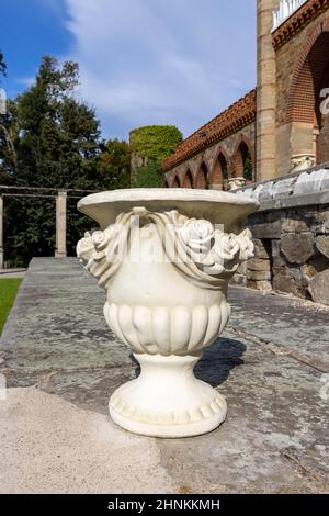 Vaso decorativo in pietra di fronte al 19th-secolo Kamieniec Zabkowicki Palace, Kamieniec Zabkowicki, Polonia Foto Stock