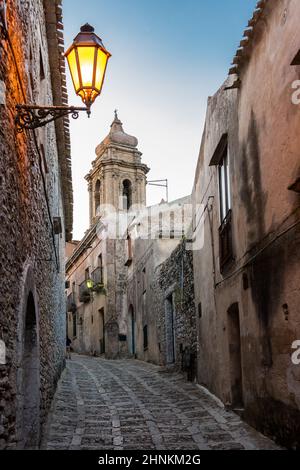 Strada nel centro storico di Erice Foto Stock