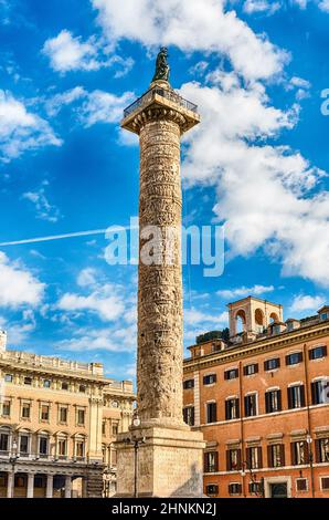 La colonna di Marco Aurelio in Piazza colonna, Roma, Italia Foto Stock