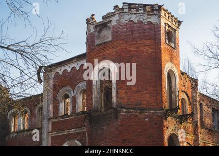 Vecchie rovine. Distrutto muri in mattoni di antico edificio Foto Stock