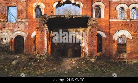 Antiche rovine. Distrutte le mura di mattoni rossi di un antico edificio Foto Stock