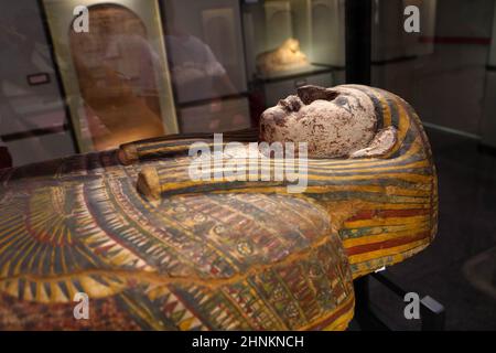 TORINO, ITALIA - 19 AGOSTO 2021: Bara e mummificazione in legno del faraone sarcofago durante la civiltà egizia, Museo Egizio di Torino, Italia Foto Stock