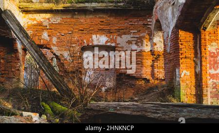 Antiche rovine. Distrutte le mura di mattoni rossi di un antico edificio Foto Stock