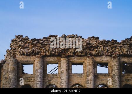 Muro di edificio in rovina con il cielo. finestre in antico muro di mattoni Foto Stock