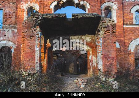 Antiche rovine. Distrutte le mura di mattoni rossi di un antico edificio Foto Stock