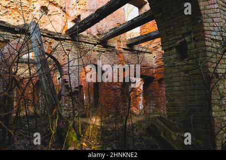 Antiche rovine. Distrutte le mura di mattoni rossi di un antico edificio Foto Stock