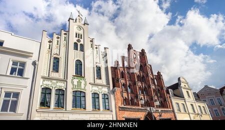 Vecchie case ristrutturate nella storica piazza del mercato di Wismar, Meclemburgo-Pomerania occidentale, Germania Foto Stock