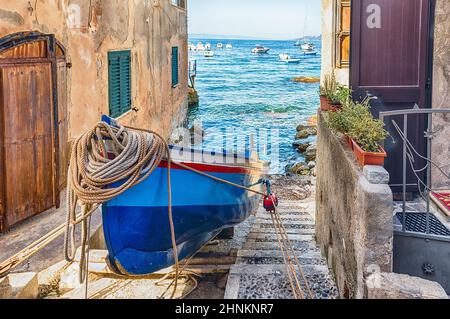 Strade e vicoli pittoreschi nel villaggio di mare, Scilla, Italia Foto Stock