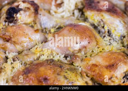 Riso fritto con pollo. Preparato e servito in un piattino. Vista dall'alto Foto Stock