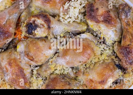 Riso fritto con pollo. Preparato e servito in un piattino. Vista dall'alto Foto Stock