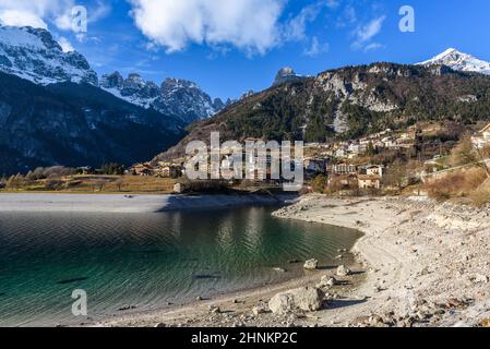 Vista sul villaggio alpino di Molveno sul lago nel Gruppo di Brenta Foto Stock