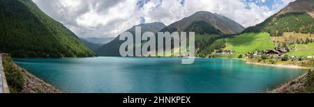 Nella vallata alpina di Schanlstal, Alto Adige, il colorato lago di Vernago Foto Stock