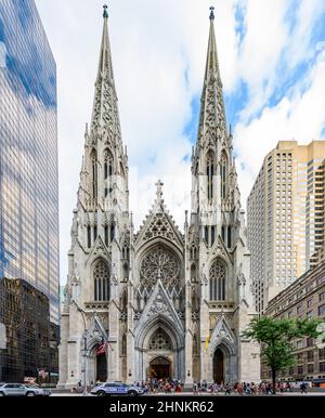 Saint Patrick è una chiesa neogotica, situato sul lato est della Quinta Avenue, tra la 50th e 51st strade in Midtown Manhattan, direttamente Foto Stock