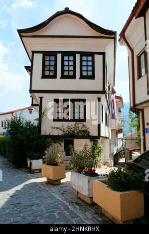 Piccola strada a Ohrid, Macedonia, vecchia architettura, Balcani, Europa orientale Foto Stock