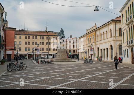 Piazza Giuseppe Garibaldi a Rovigo, storica città italiana Foto Stock