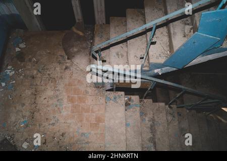 Scala in un edificio abbandonato. Casa in rovina Foto Stock