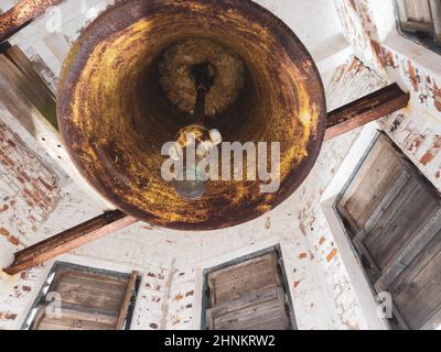 Campana della Chiesa. All'interno del vecchio campanile. Campanile abbandonato Foto Stock