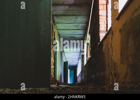 Corridoio in edificio in rovina. Casa abbandonata Foto Stock