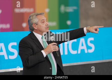 Villa Martelli, Argentina. 16th Feb 2022. Il Presidente della Nazione Alberto Fernández ha annunciato con un atto a Tecnópolis la costruzione di 100 Scuole tecniche di formazione professionale secondaria nel Paese a Villa Martelli, Argentina, il 16 febbraio 2022. (Foto di Esteban Osorio/Pacific Press/Sipa USA) Credit: Sipa USA/Alamy Live News Foto Stock