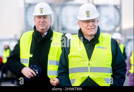 Cuxhaven, Germania. 17th Feb 2022. Stephan Weil (r, SPD), Presidente del Ministro della bassa Sassonia, visita il terminal della BLUE Water BREB insieme a Uwe Santjer (SPD), sindaco di Cuxhaven. Il Presidente del Ministro Weil si informa sul sito della produzione e della movimentazione di componenti utilizzati per turbine eoliche offshore. Credit: Hauke-Christian Dittrich/dpa/Alamy Live News Foto Stock