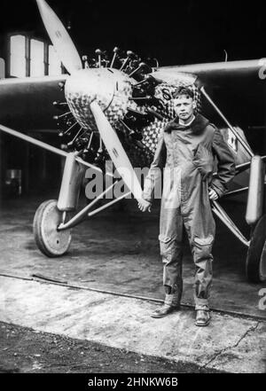 Charles A. Lindbergh (1902-1974) è mostrato accanto al suo aereo, Spirit of St. Louis, poco dopo il suo arrivo a New York a Roosevelt Field a Long Island per preparare il suo 20 maggio 1927, storico primo volo da solista non-stop trans-Atlantic a Parigi. Foto Stock