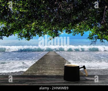 Foglie verdi di albero e bella spiaggia con caffè Foto Stock