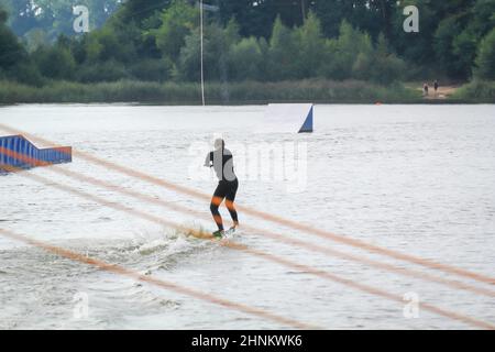 Vista di un impianto di sci d'acqua con salti e altri ostacoli. Foto Stock