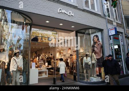 Maastricht, Paesi Bassi - Febbraio 13. 2022: Vista sull'ingresso del negozio di moda del club di cotone nella strada trafficata Foto Stock