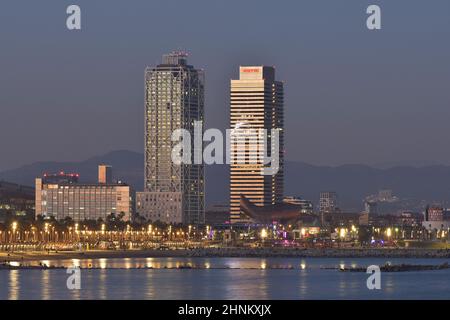 Moderne torri gemelle Torre Mapfre e Hotel Arts, pietra miliare dell'architettura al tramonto, situato a Port Olimpic Barcelona Spagna. Foto Stock